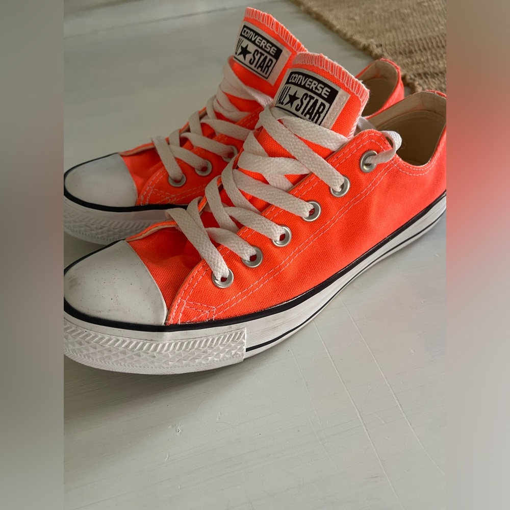Converse All Star low Tops . Size 8